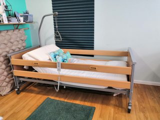 Cama eléctrica articulada elevable.