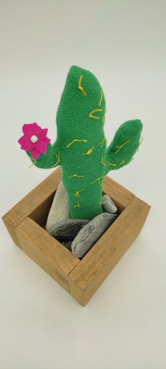 Cactus de tela con maceta de madera