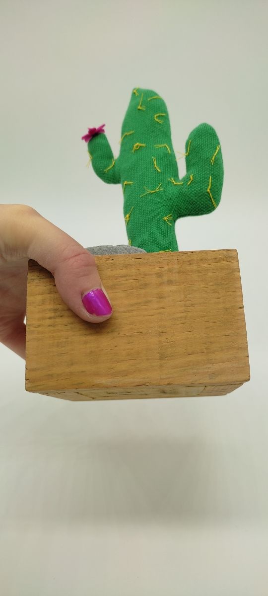 Cactus de tela con maceta de madera