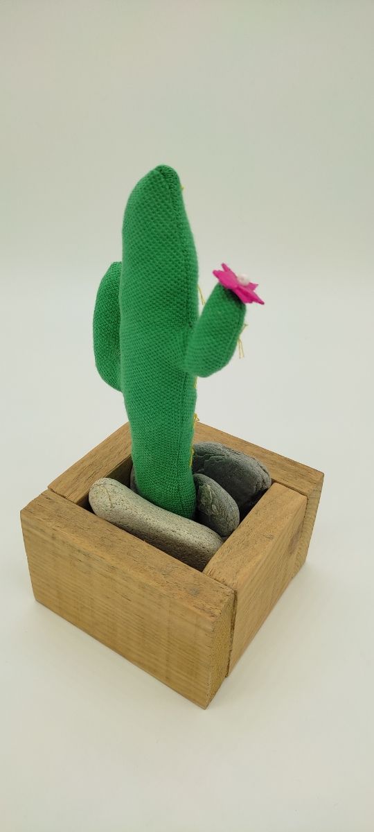 Cactus de tela con maceta de madera