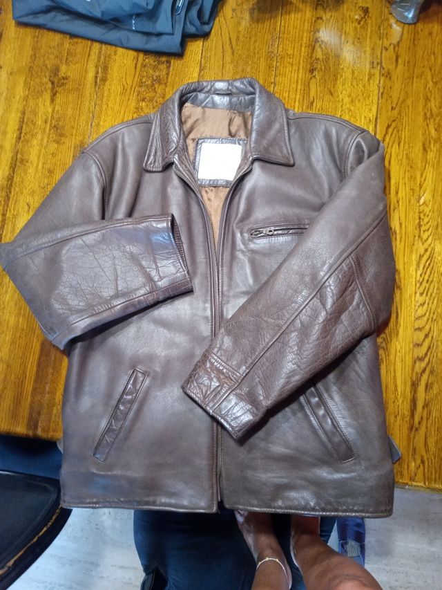 cazadora de cuero marron oscuro, de piel.
