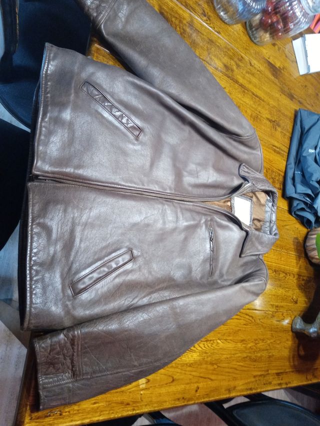 cazadora de cuero marron oscuro, de piel.