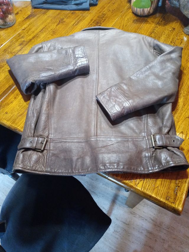 cazadora de cuero marron oscuro, de piel.