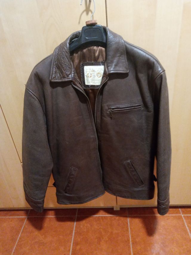 cazadora de cuero marron oscuro, de piel.