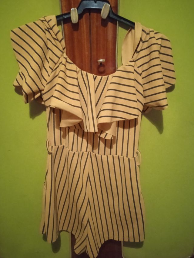 mono marrón con rallas negras