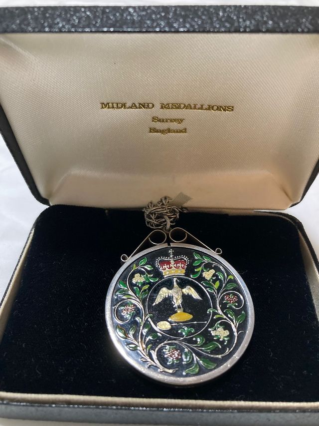 Medallón Isabel II jubileo de plata