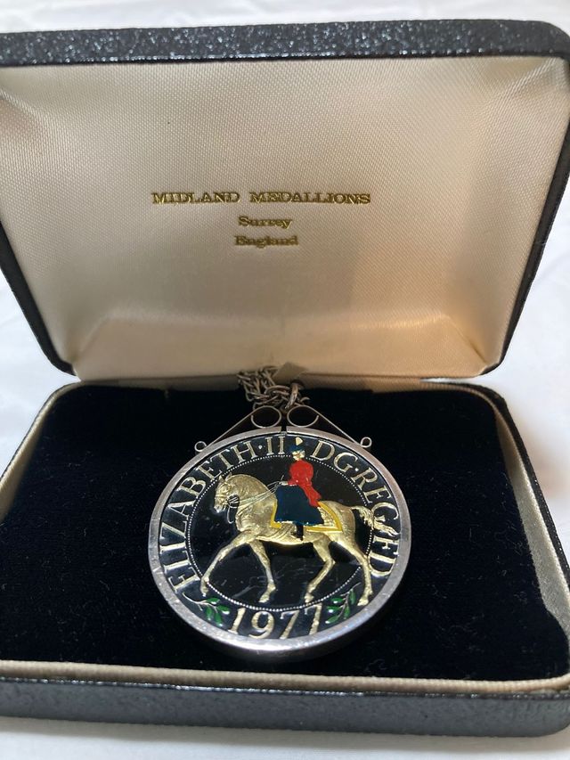 Medallón Isabel II jubileo de plata