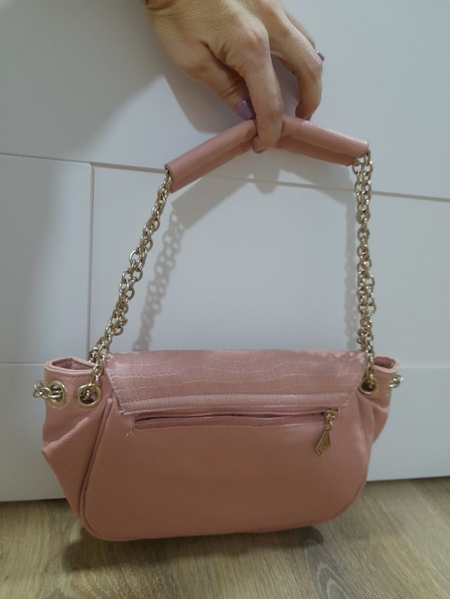 Bolso con cadena.