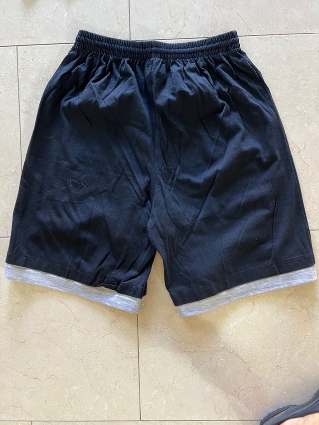 Conjunto de ropa de baloncesto.