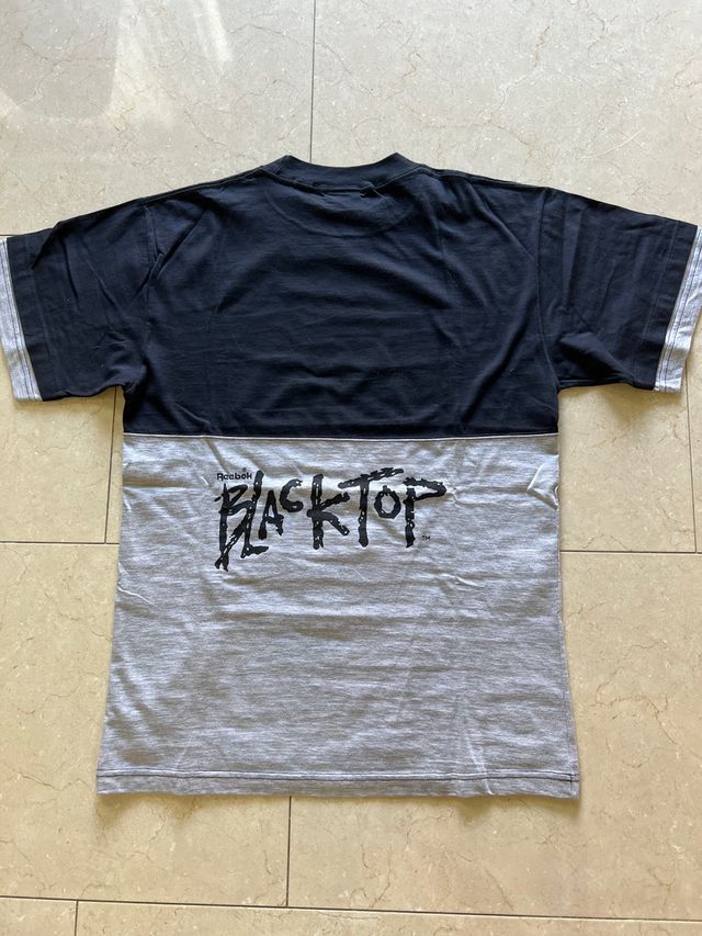 Conjunto de ropa de baloncesto.