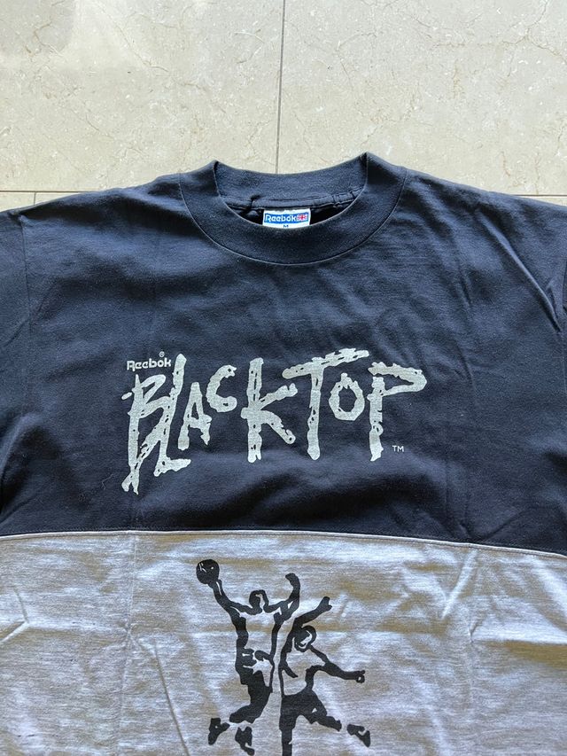 Conjunto de ropa de baloncesto.