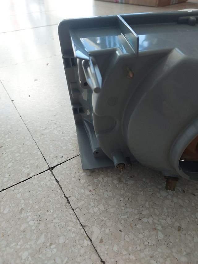 Faro Renault 9 derecho