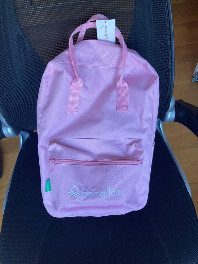 Mochila rosa marca benetton.