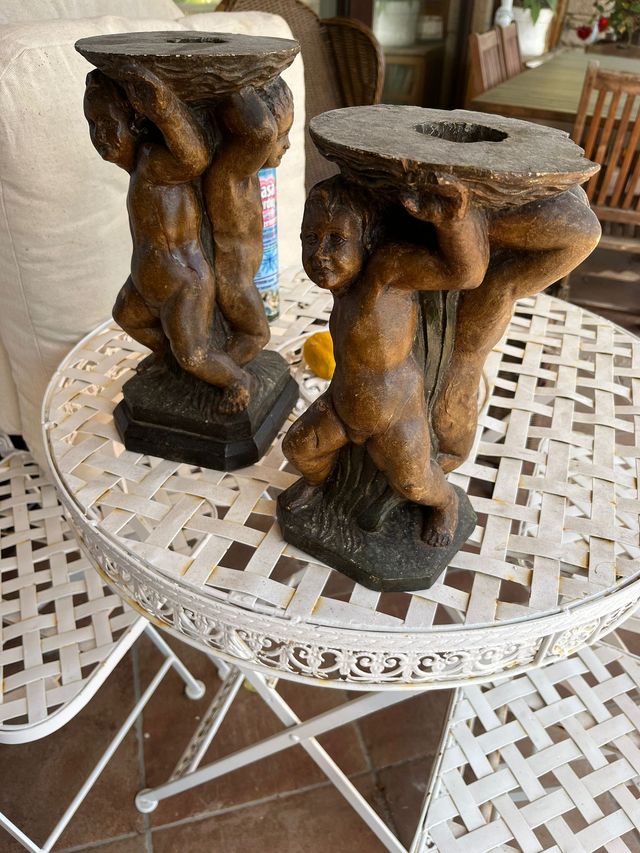 Pareja de querubines en castaño portavelorios