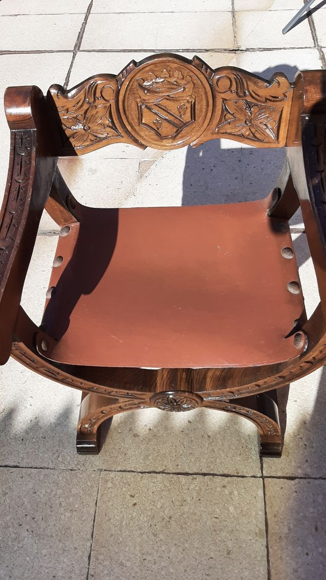 sillon de madera y cuero antiguo