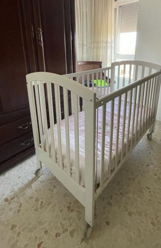 Cómoda , cuna y mini cuna de bebé 