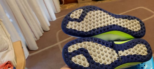 Bota de fútbol niño azul y blanca.  Nº 35