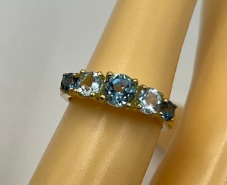 Anillo de oro de 18 kt con topacios