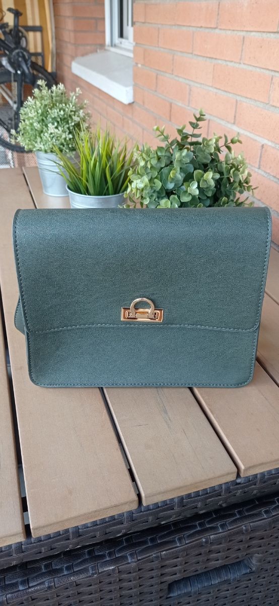 Bolso tamaño medio.