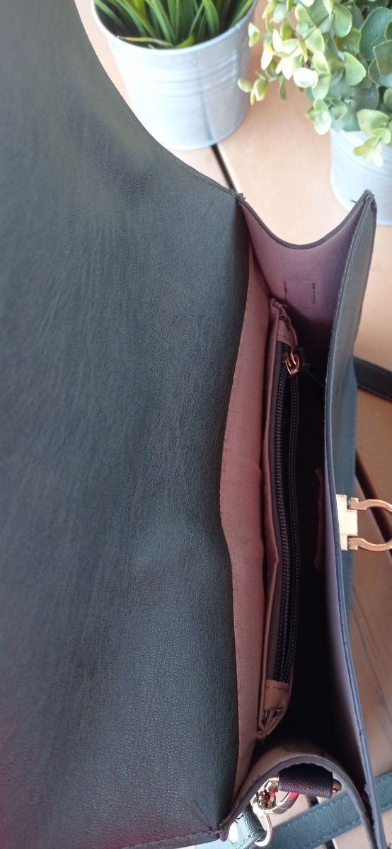 Bolso tamaño medio.