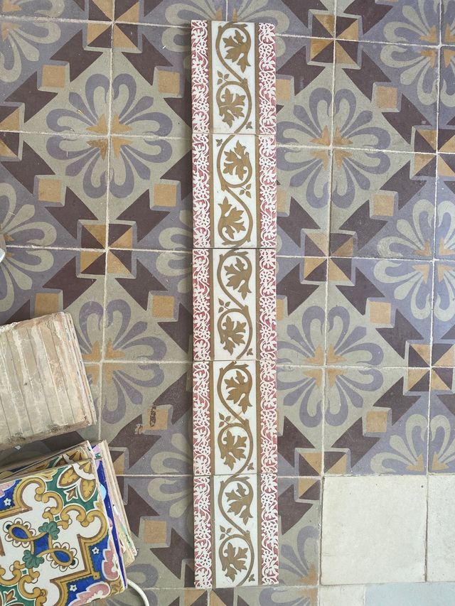 Azulejo de guarda antiguo