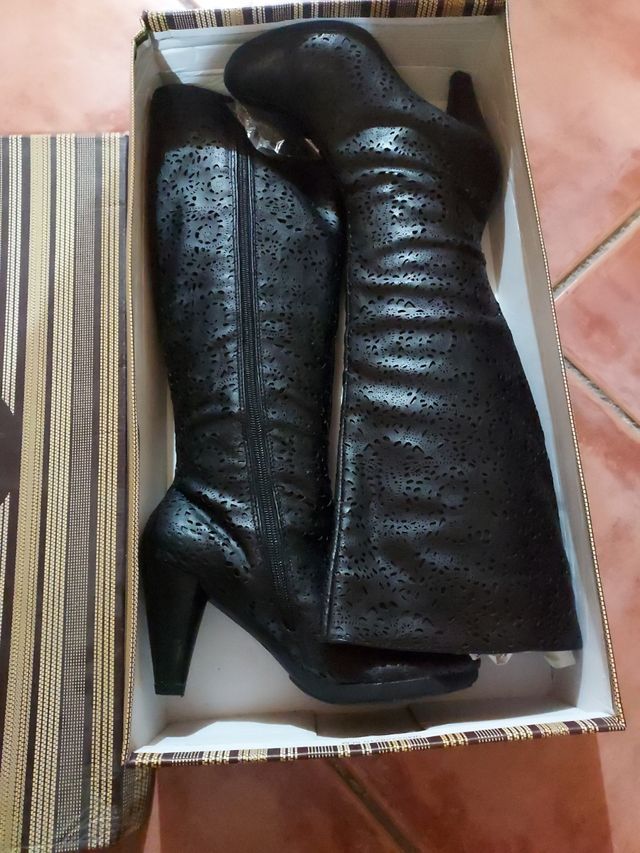 Botas negras.
