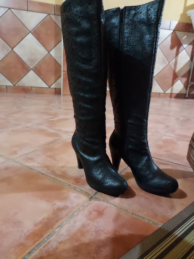 Botas negras.