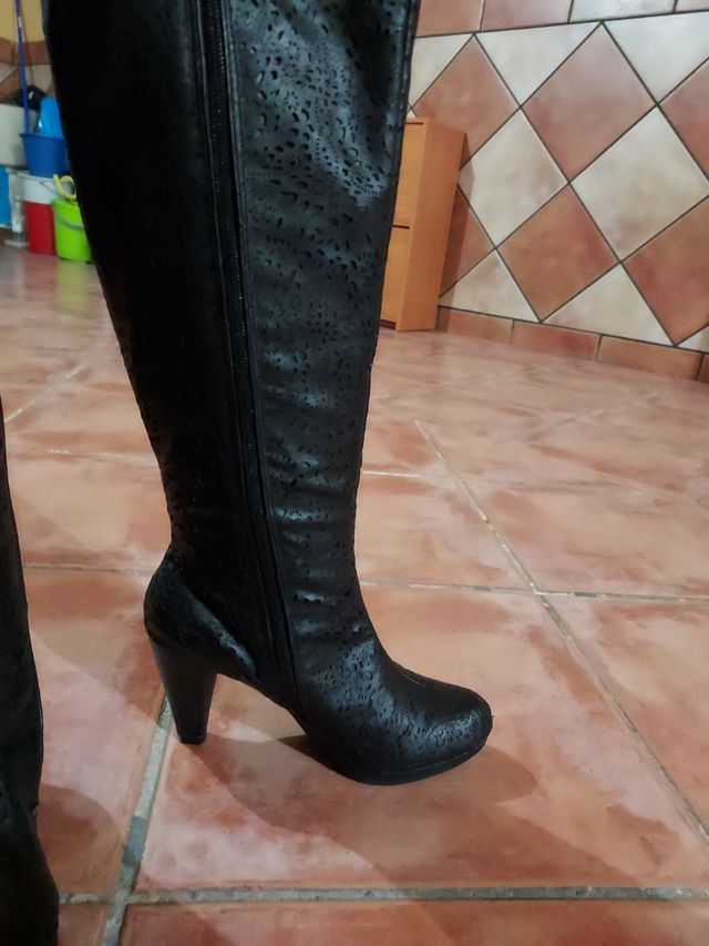 Botas negras.