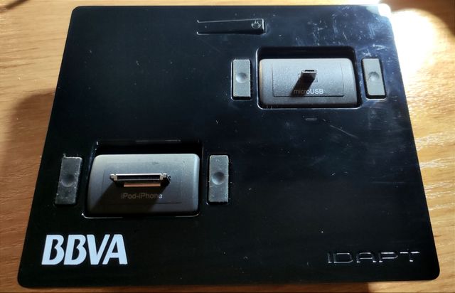 Cargador universal para móviles de sobremesa