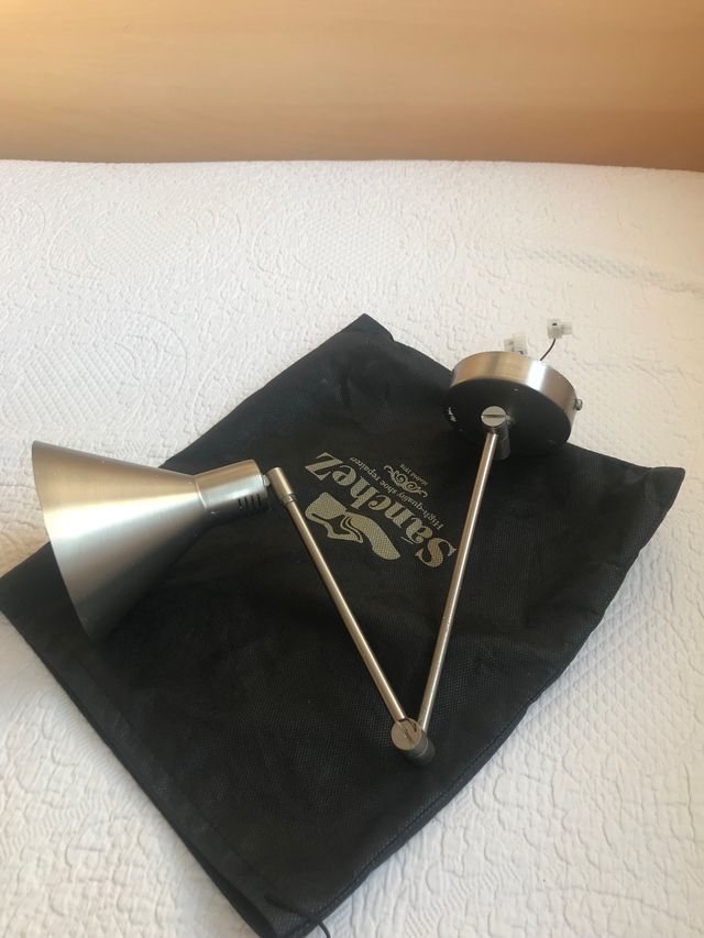 Lampara de mesita noche o de punto de luz.