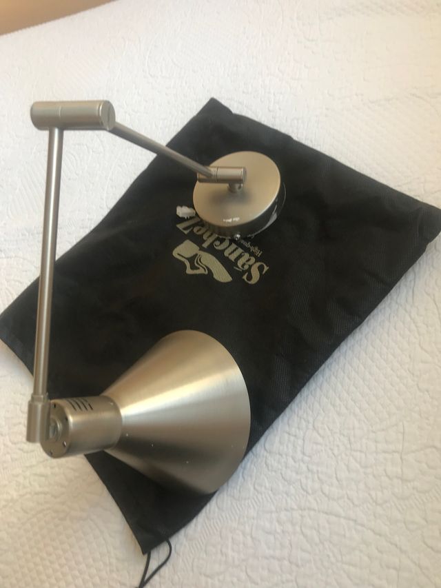 Lampara de mesita noche o de punto de luz.