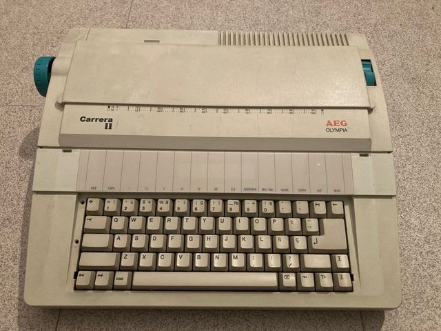 Máquina de escribir electrónica AEG