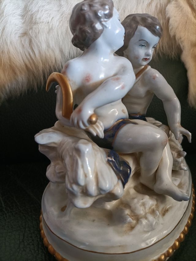 Bonita Figura en Porcelana Hispania