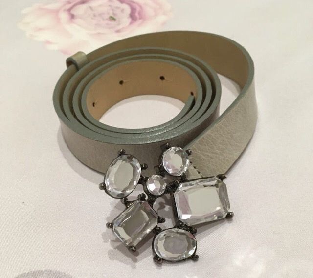 Cinturón de piel y brillantes