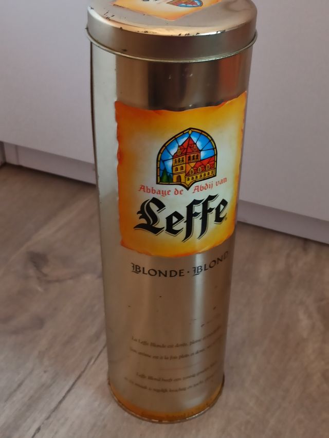 Caja de metal cerveza leffe