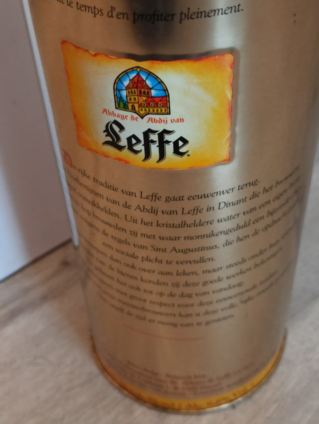 Caja de metal cerveza leffe