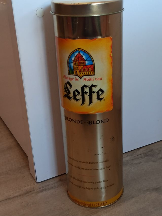 Caja de metal cerveza leffe