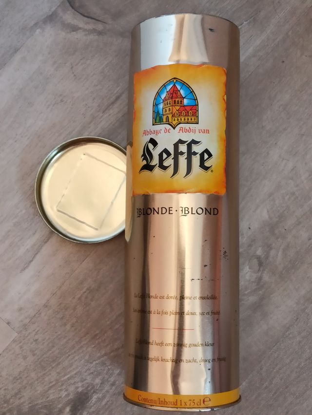 Caja de metal cerveza leffe