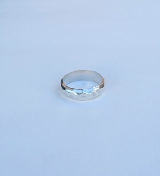 Anillo de plata facetado