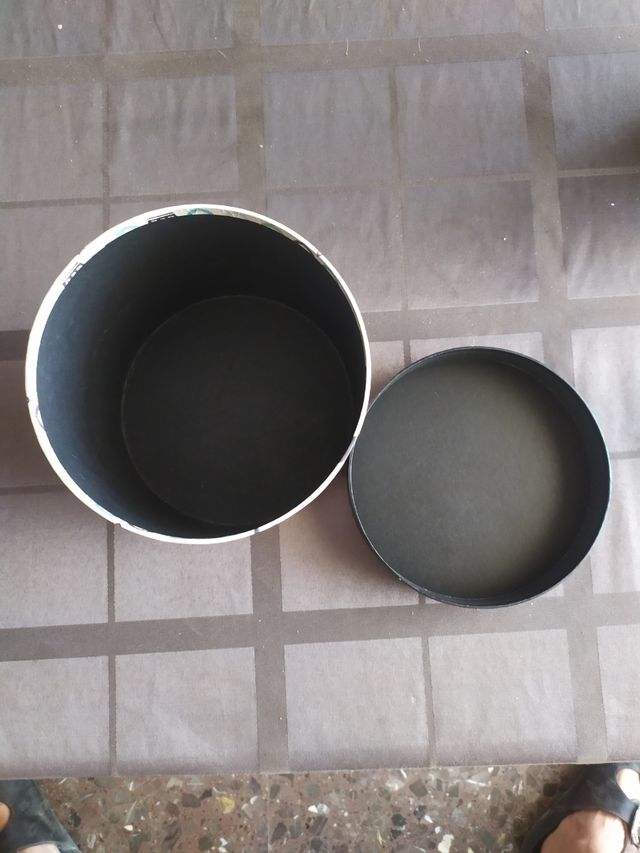 Caja Redondo de cartón duro