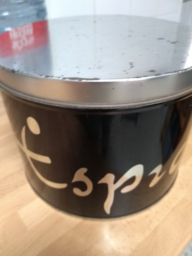 juego de cuatro tazas en su cajita de metal sin es