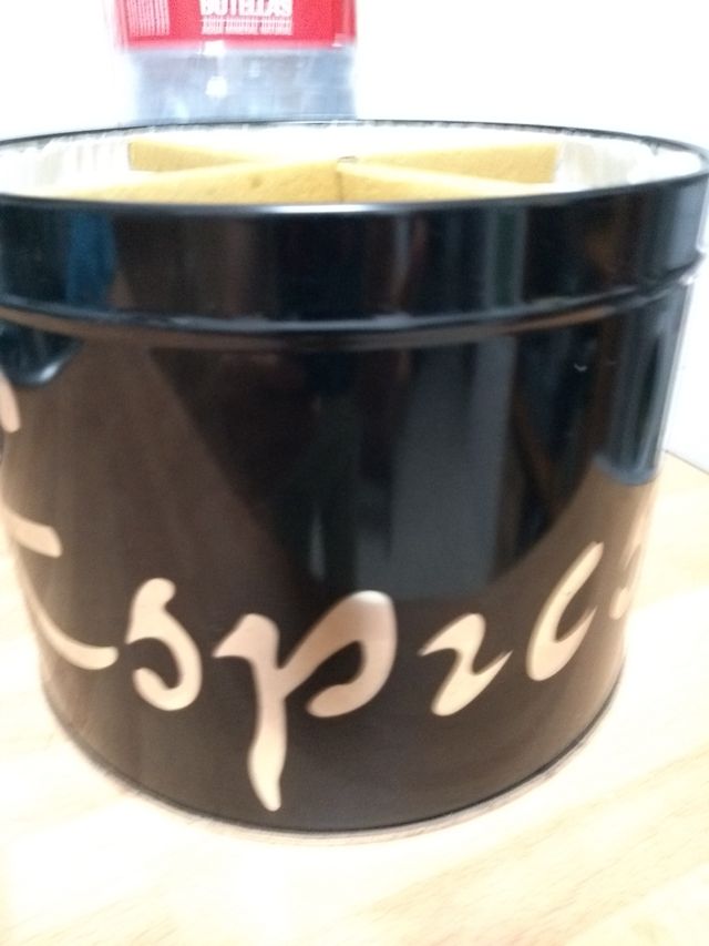 juego de cuatro tazas en su cajita de metal sin es