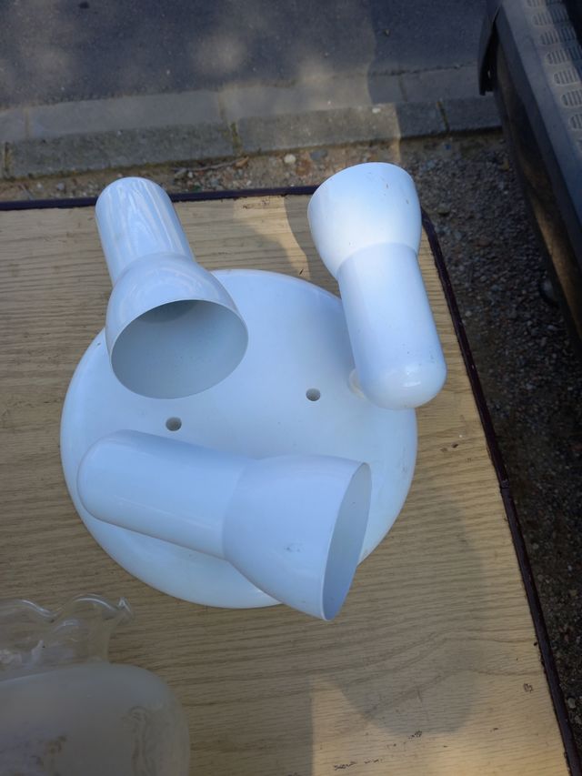 dos lámparas de techo y aplique de latón