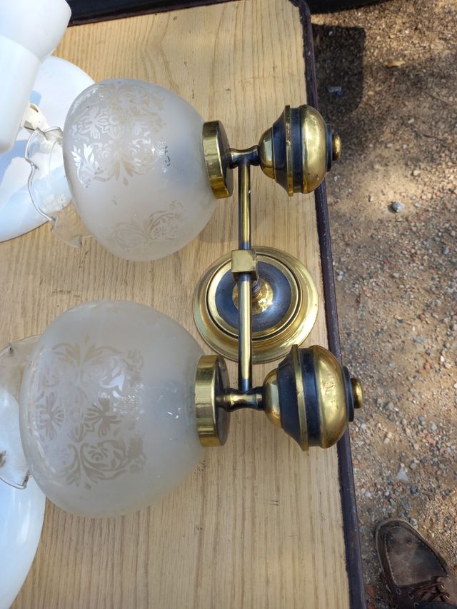 dos lámparas de techo y aplique de latón