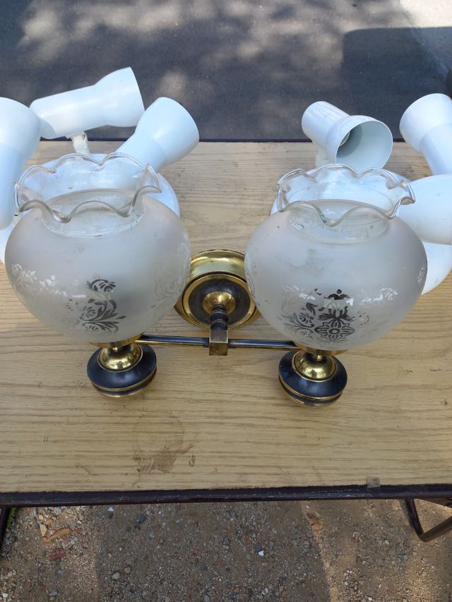 dos lámparas de techo y aplique de latón