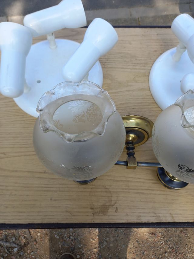 dos lámparas de techo y aplique de latón