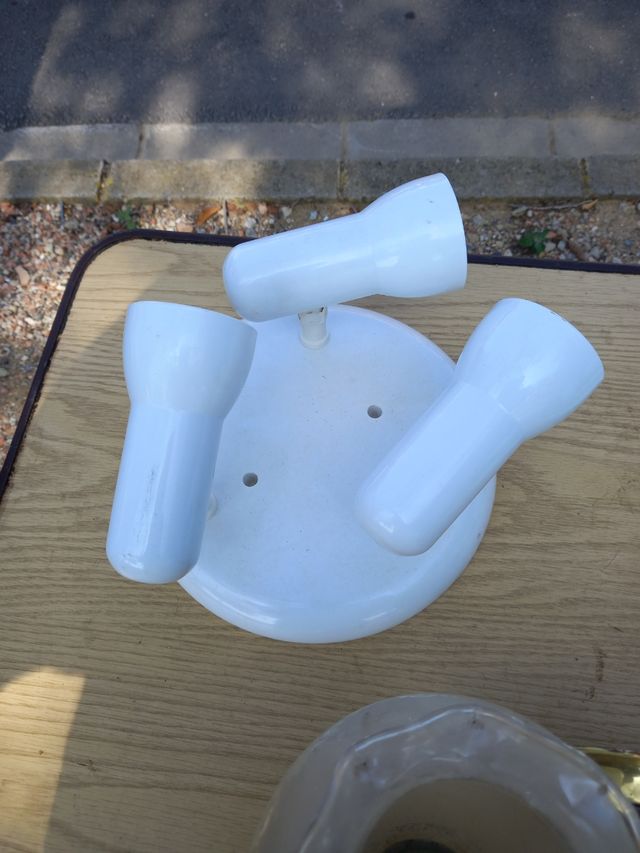 dos lámparas de techo y aplique de latón