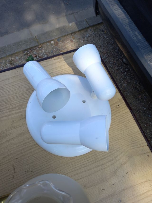 dos lámparas de techo y aplique de latón