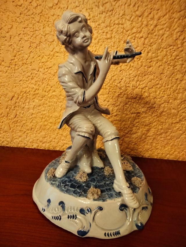 FIGURA CLÁSICA PORCELANA "FLAUTISTA"