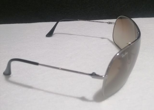 Ray-Ban occhiali da sole modello Pilot ottimi.
